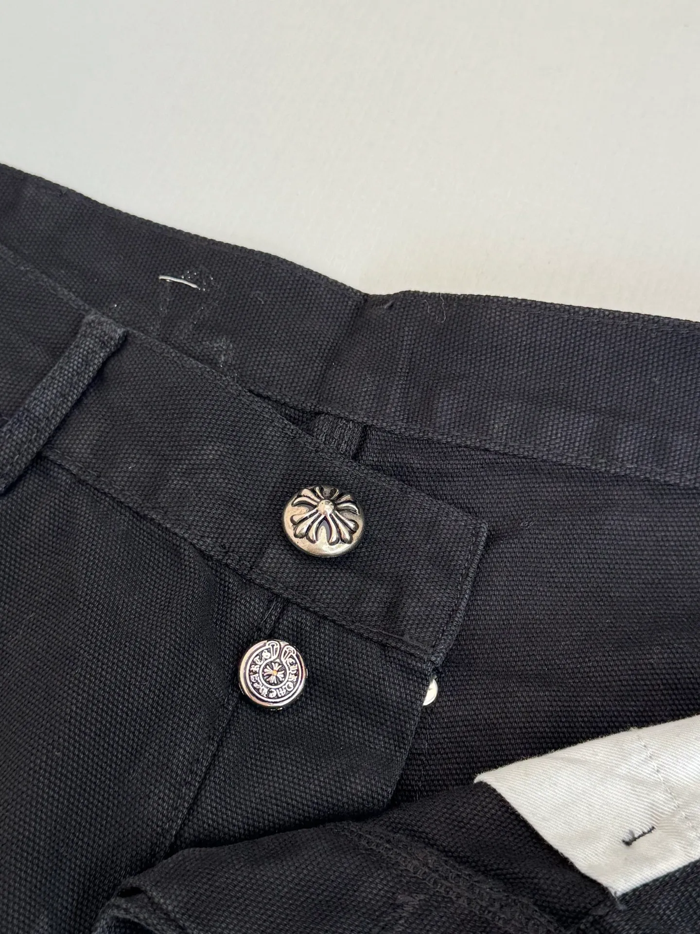 P670 Chrome Heart*/Chrome Heart CH leather work jeans are made of twill high-ounce washed denim fabric, exclusive ch-specific logging overalls pattern (not Levi's Vintage) custom-woven and dyed fabric, and the two-color cross is cowhide + sheepskin (all leather imported from Italy is custom-dyed separately, with consistent texture and no color difference). The stitch length, thread color, and wiring of the car are exactly the same. The inner lining is jacquard, with embroidery on the waist, 925 silver hardware, and heavy-duty washing and manual polishing.  Size: 32/34/36/38